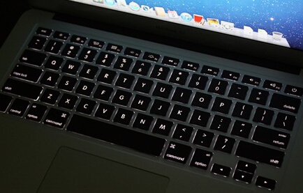 蘋果筆記本電腦鍵盤要怎樣啟動鍵盤夜光功能 三聯