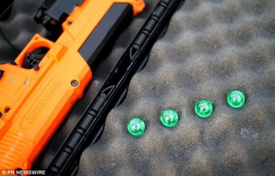 這種新型武器射出像彩彈球一樣的小型綠彈。這些子彈不會傷害嫌疑犯，卻會留在他們身上一個持續數周的獨特DNA標記。