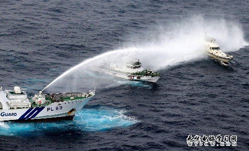 台灣保釣船遭日艦水炮圍攻被迫返航(組圖)