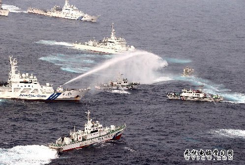 台灣保釣船遭日艦水炮圍攻被迫返航(組圖)