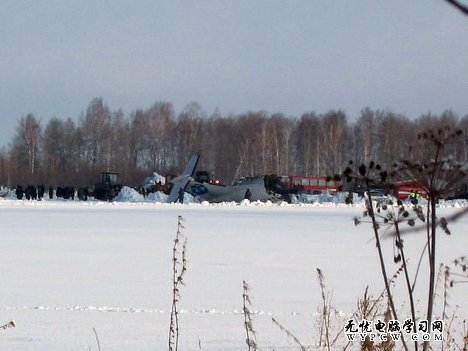 當地時間4月2日，俄羅斯一架載有43人的雙引擎ATR-72型飛機在西伯利亞墜毀，機上32人遇難。目前空難原因仍不清楚。救援人員已經在墜機現場發現了客機的兩個“黑匣子”。圖片來源：俄新網