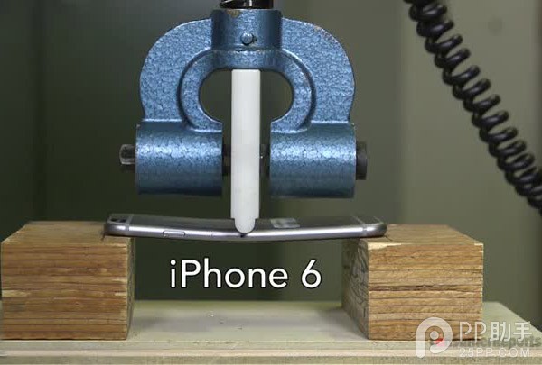 iPhone6 Plus沉冤得雪 壓力測試對比槓槓的