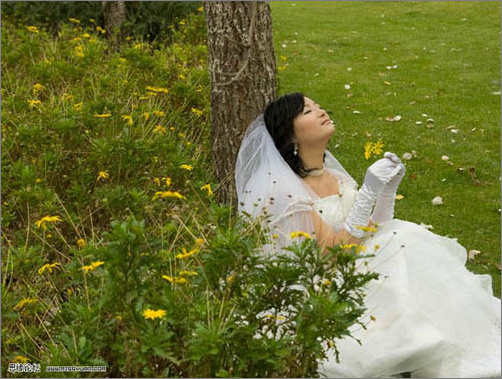 Photoshop婚紗照片處理:綠地上陶醉的新娘