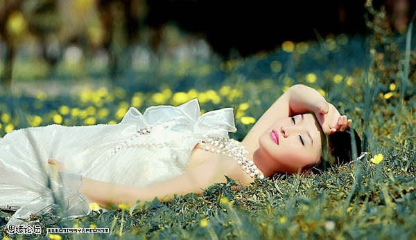 Photoshop調出躺在草地漂亮精靈女孩   三聯