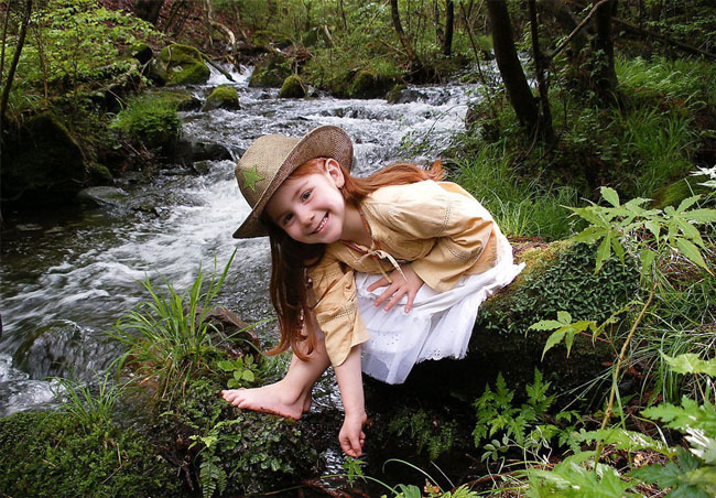 Photoshop調出樹林河邊女孩照片柔美的暖色調 三聯