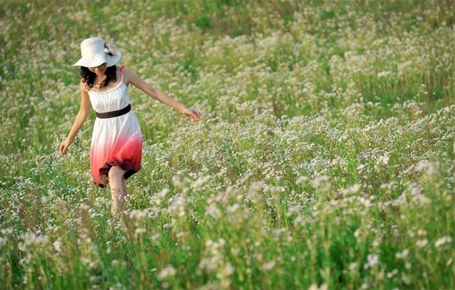 Photoshop調出草原人物照片夢幻的藍紅色 三聯