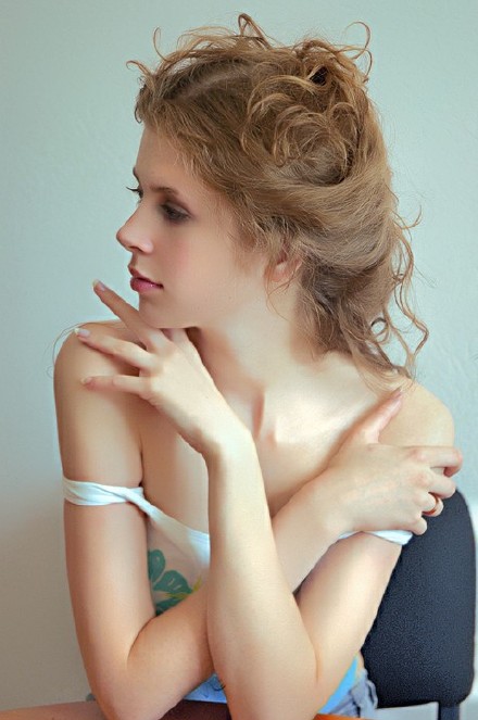 巧用PhotoShop為美女打造出柔滑粉嫩的肌膚效果 三聯